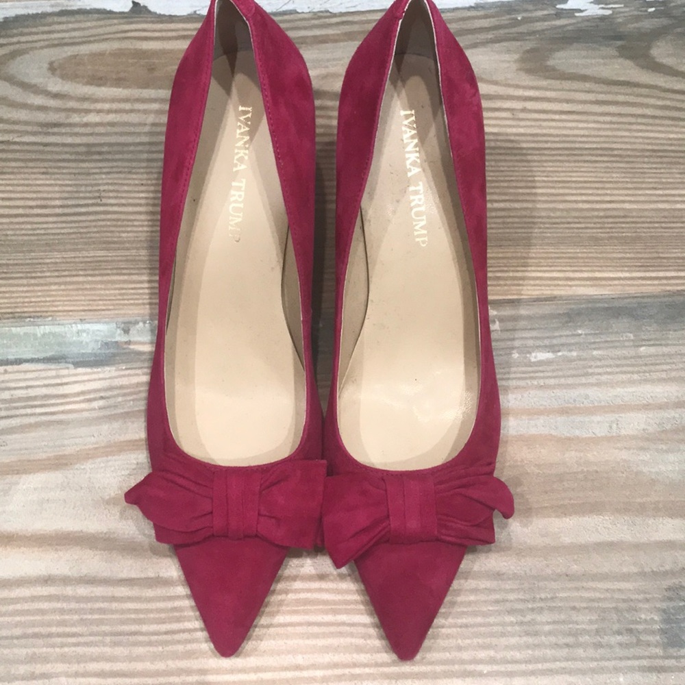 Dark pink Ivanka Trump heels with bow. Suede upper